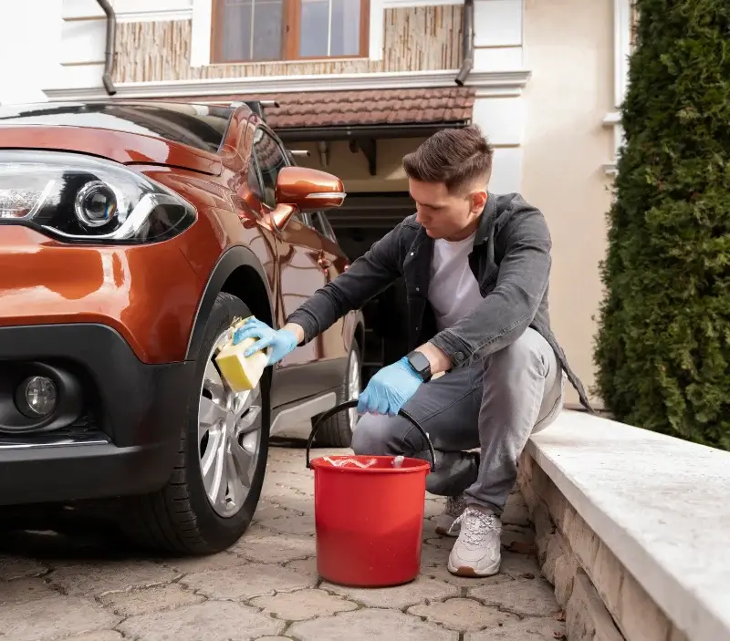 Lavage auto à domicile Haute Garonne : professionnel intervenant sur un véhicule